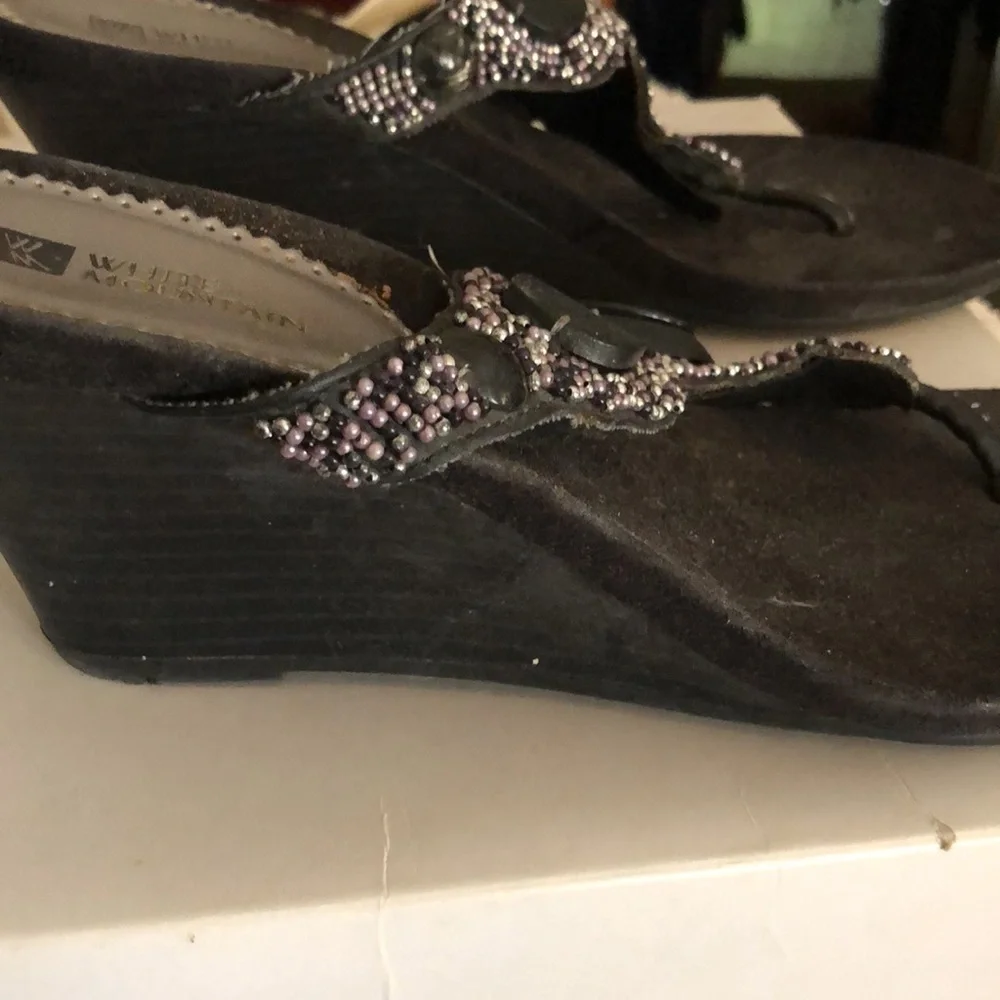 White Mountain size 10 black beaded wedge thong slides like new